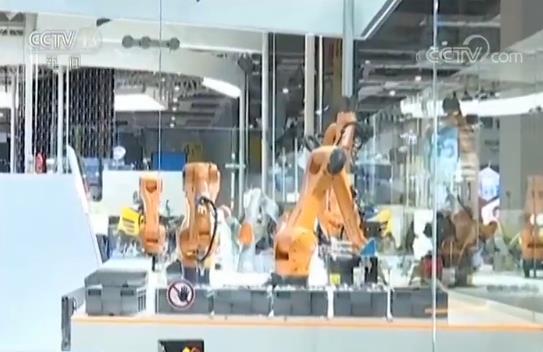 智能驅(qū)動(dòng)未來(lái) 高端裝備展區(qū)機(jī)器人驚艷亮相，互聯(lián)網(wǎng)技術(shù)服務(wù)賦能產(chǎn)業(yè)升級(jí)